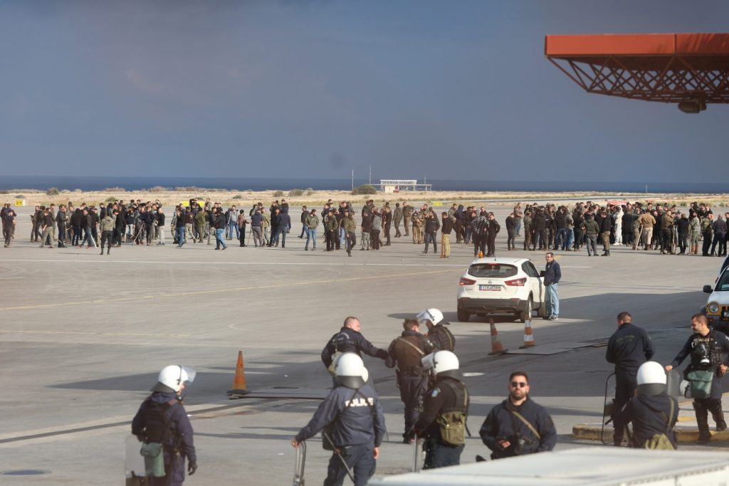 Στην πίστα του αεροδρομίου Ηρακλείου οι αγρότες – Πετροπόλεμος και χημικά με την αστυνομία