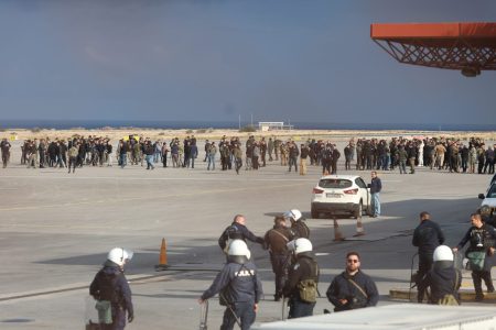 Στην πίστα του αεροδρομίου Ηρακλείου οι αγρότες – Πετροπόλεμος και χημικά με την αστυνομία