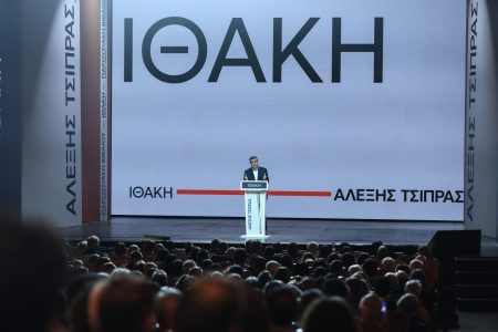 Τα σκάνδαλα και η ομφαλοσκόπηση