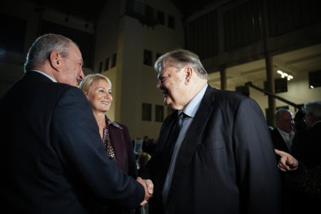 Τα αιχμηρά μηνύματα Καραμανλή και Βενιζέλου προς το Μαξίμου για την ποιότητα των θεσμών