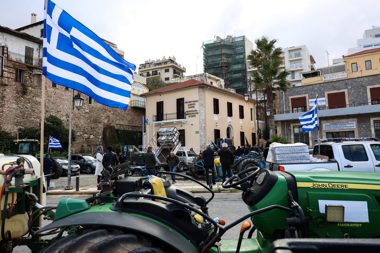 «Blame game» κυβέρνησης – αγροτών για την ένταση στα μπλόκα και την απουσία διαλόγου