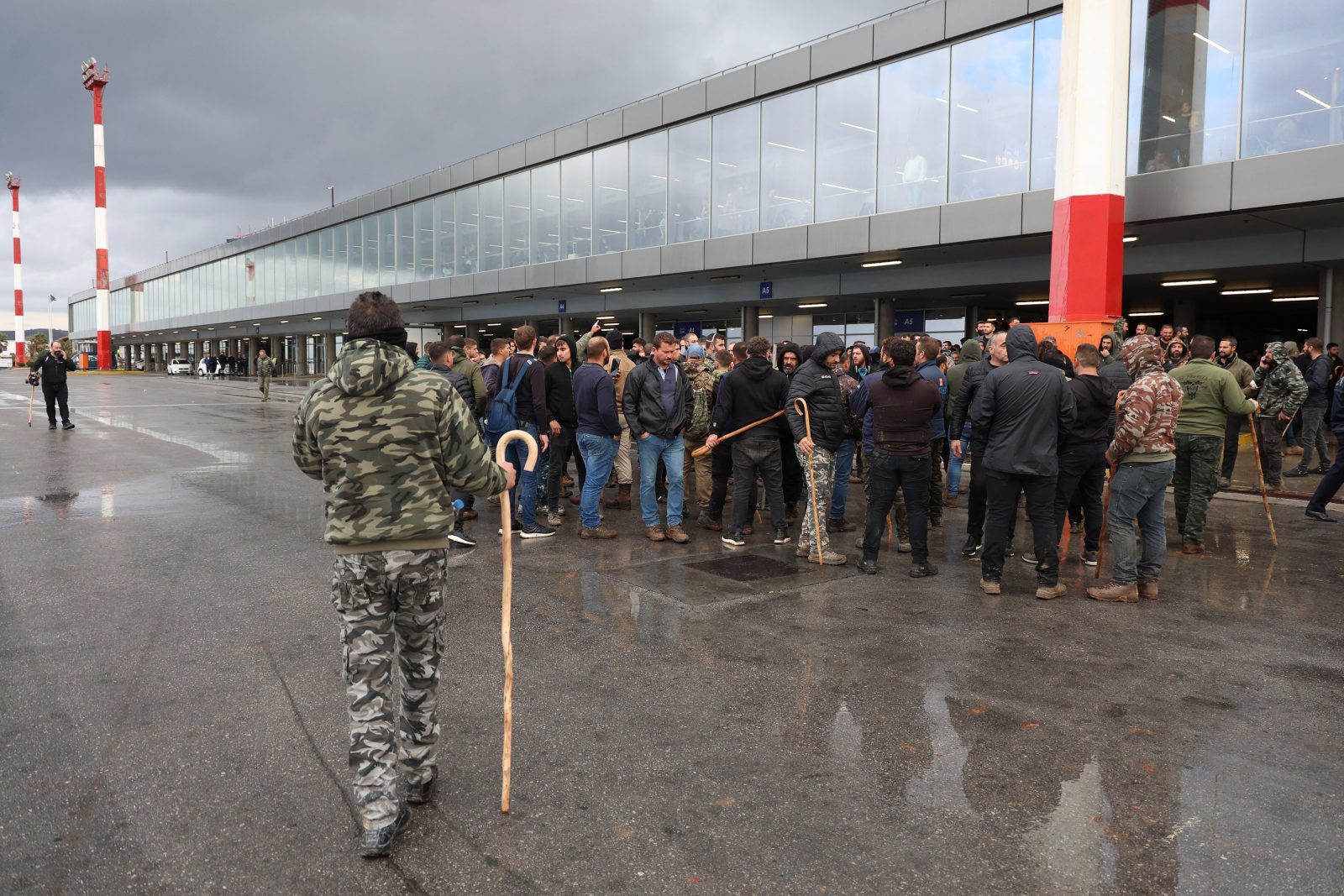 Μπλόκα: Αποχωρούν οι αγρότες από το αεροδρόμιο του Ηρακλείου, κλιμακώνονται οι κινητοποιήσεις- Συνεχής ενημέρωση