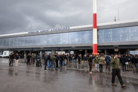 Μπλόκα: Κλειστό το αεροδρόμιο Ηρακλείου, συνεδριάζουν οι αγρότες – Ενισχύονται οι αστυνομικές δυνάμεις