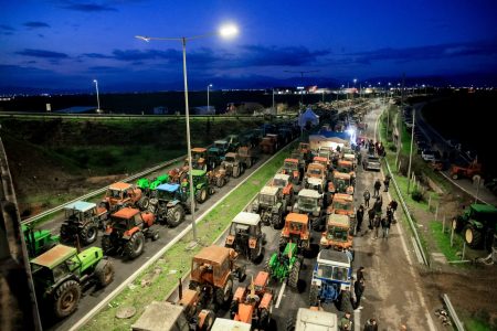 Μπλόκα αγροτών: Στο λιμάνι του Βόλου οι αγρότες Νίκαιας, Καρδίτσας, στο αεροδρόμιο των Χανίων οι Κρητικοί – Συνεχής ενημέρωση