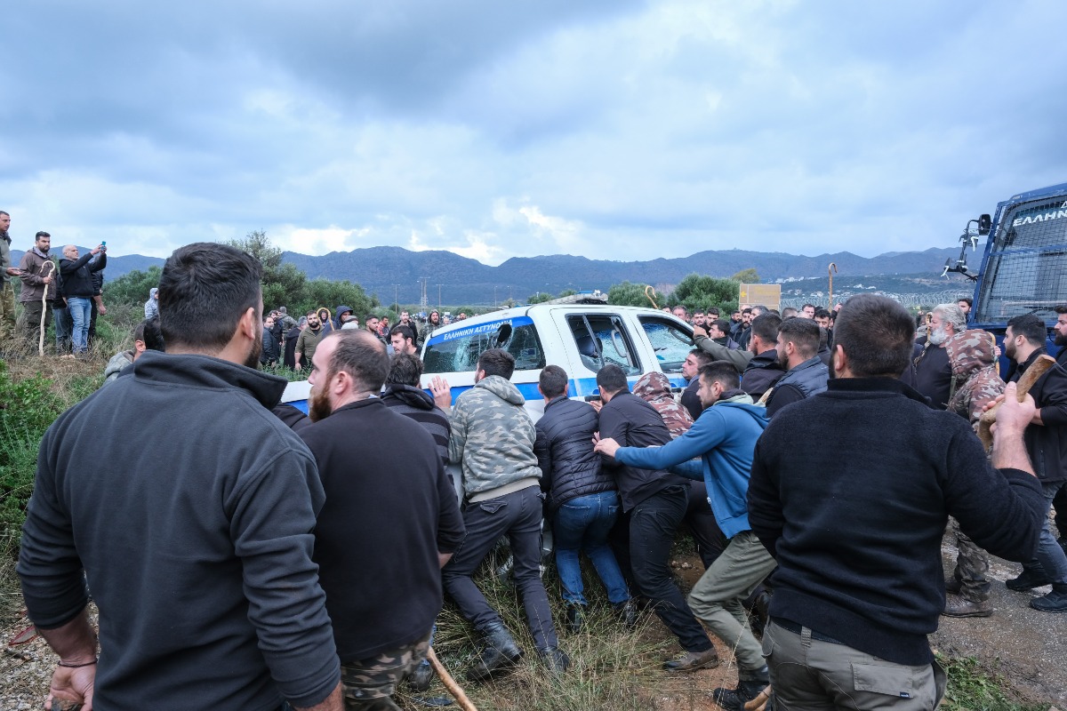 Μπλόκα: Στα άκρα η κόντρα κυβέρνησης και αγροτών – Επεισόδια, βαριές κατηγορίες