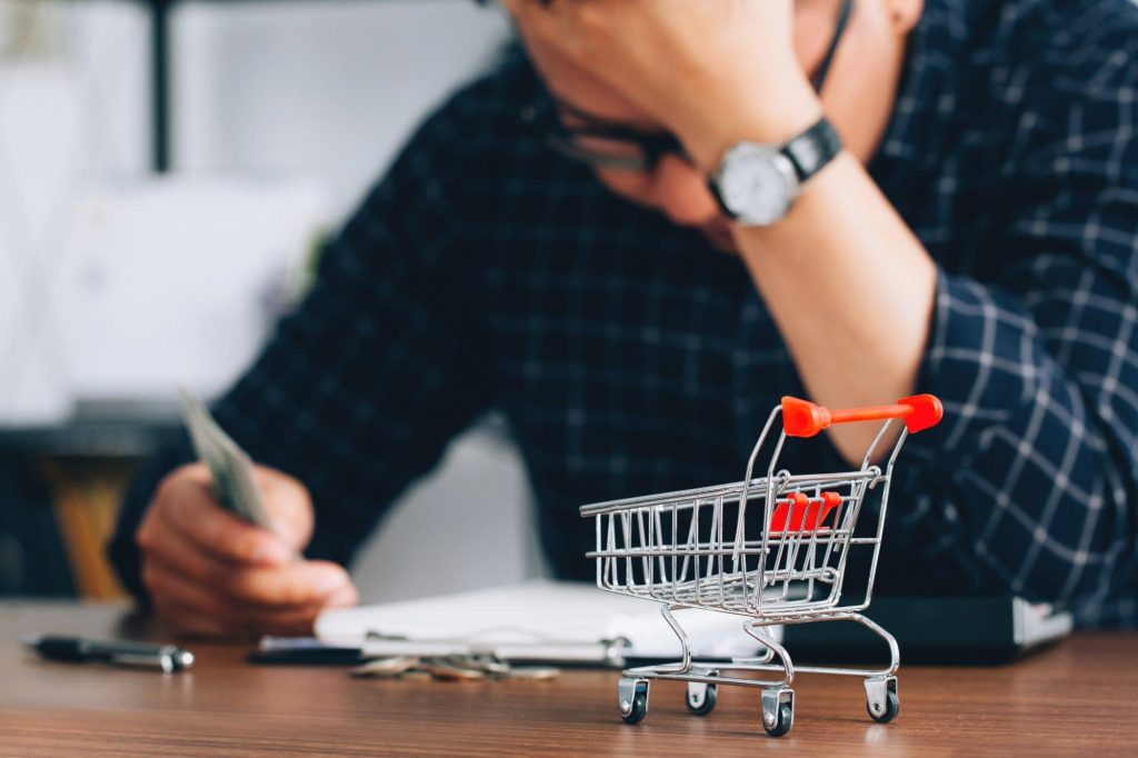 Κατώτατος μισθός: Πώς η ακρίβεια καταπίνει την αύξηση