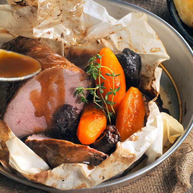 Μαλακό μοσχάρι νουά στο φούρνο, με καρότα γλασέ και δαμάσκηνα