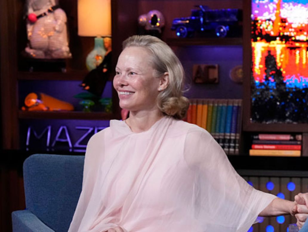 Pamela Anderson: Για πρώτη φορά ξεκαθαρίζει τι πραγματικά συνέβη με τον Liam Neeson