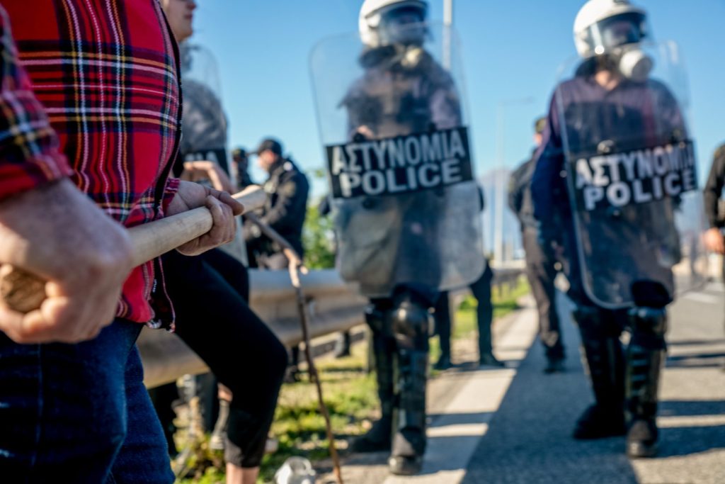 Μπλόκα – Πάτρα: Ένταση και χημικά στη γέφυρα Ρίου – Αντιρρίου