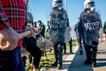 Μπλόκα – Πάτρα: Ένταση και χημικά στη γέφυρα Ρίου – Αντιρρίου