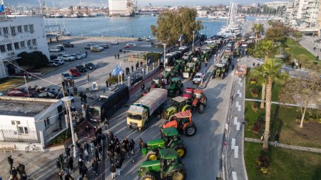 Στα μπλόκα οι αγρότες, προς αποκλεισμό το λιμάνι του Βόλου