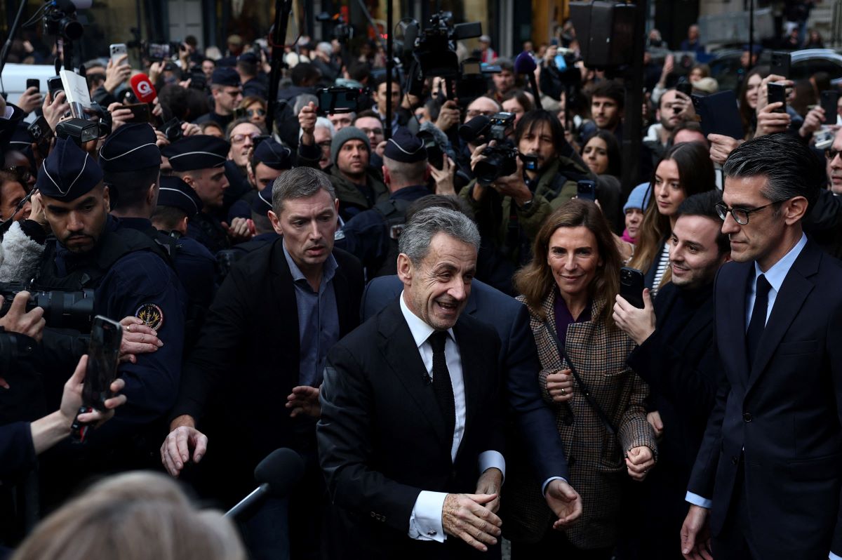 Σαρκοζί: Βγήκε το βιβλίο του για τις 20 μέρες στο «φθηνό ξενοδοχείο» της φυλακής