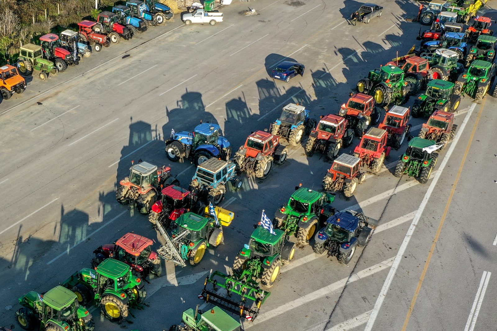 Στα μπλόκα οι αγρότες, προς αποκλεισμό το λιμάνι του Βόλου