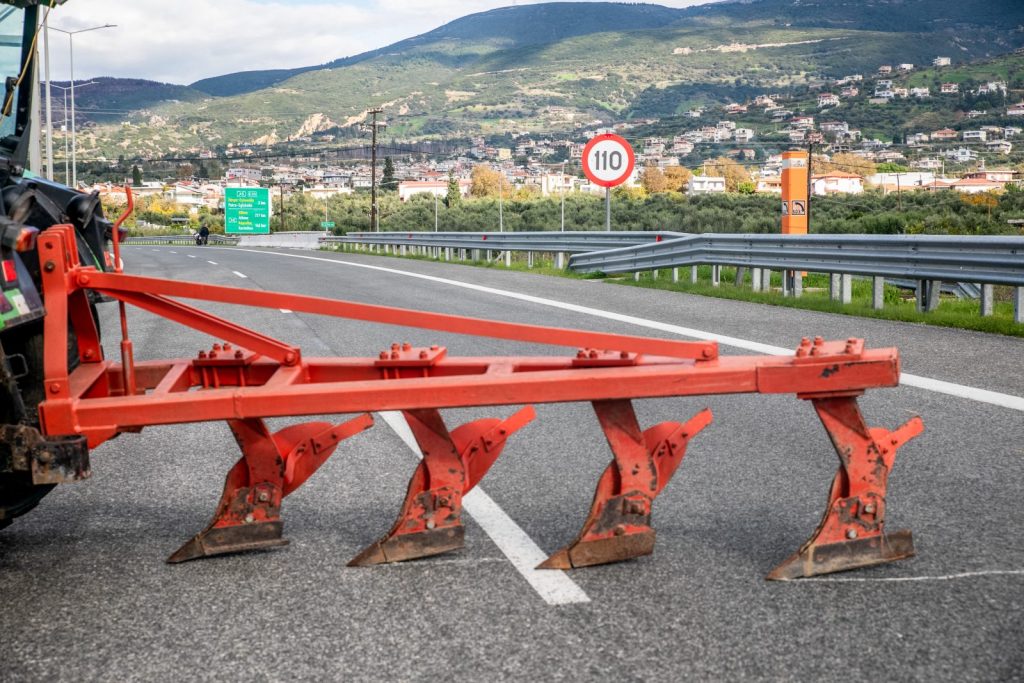 Μπλόκα – Πάτρα: Ένταση και χημικά στη γέγυρα Ρίου – Αντιρρίου