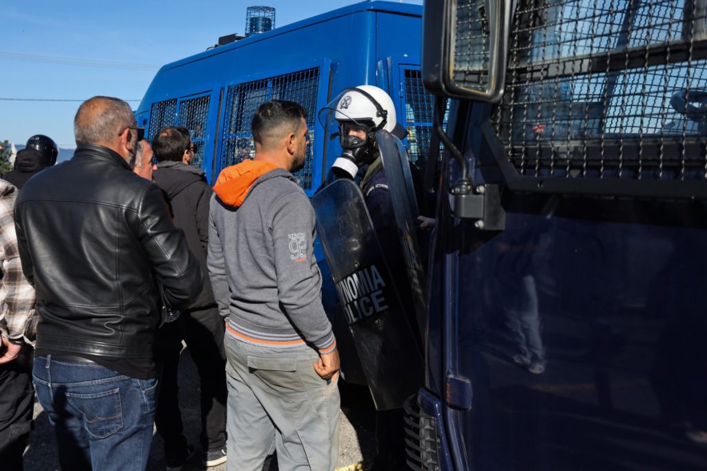 Μπλόκα – Πάτρα: Ένταση και χημικά στη γέφυρα Ρίου – Αντιρρίου