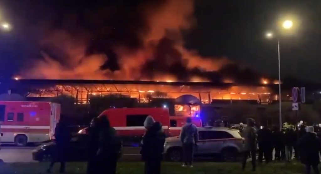 Μεγάλη φωτιά σε κεντρική αγορά στην Αγία Πετρούπολη – Ένας νεκρός