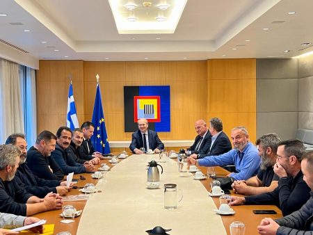 Σε εξέλιξη η κρίσιμη συνάντηση αγροτών της Κρήτης με Χατζηδάκη – Τσιάρα