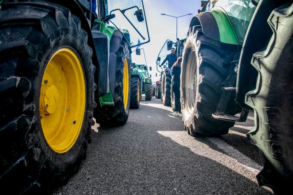 Με τα τρακτέρ στη Λάρισα οι αγρότες της Νίκαιας – Μπλόκο στα γραφεία των γαλάζιων βουλευτών