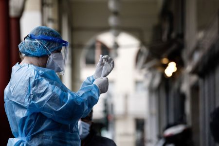 Επτά νέοι θάνατοι από Covid και δύο νέα σοβαρά κρούσματα γρίπης την τελευταία εβδομάδα