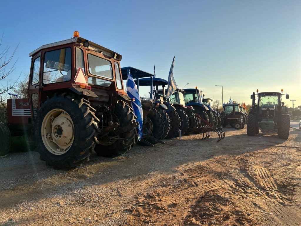 Οι αγρότες αποκλείουν το λιμάνι της Θεσσαλονίκης, ενεργά τα μπλόκα