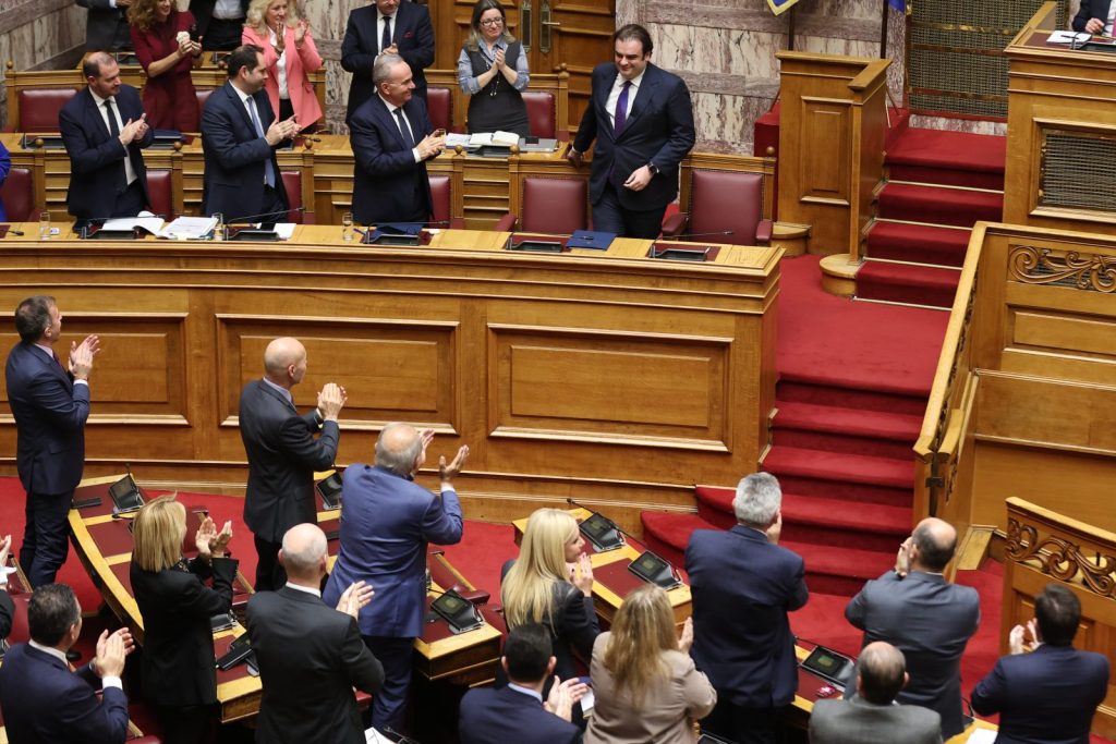 Πιερρακάκης: Η Ελλάδα δεν λύγισε, κερδίζει ξανά την εμπιστοσύνη – Η θερμή υποδοχή των βουλευτών της ΝΔ