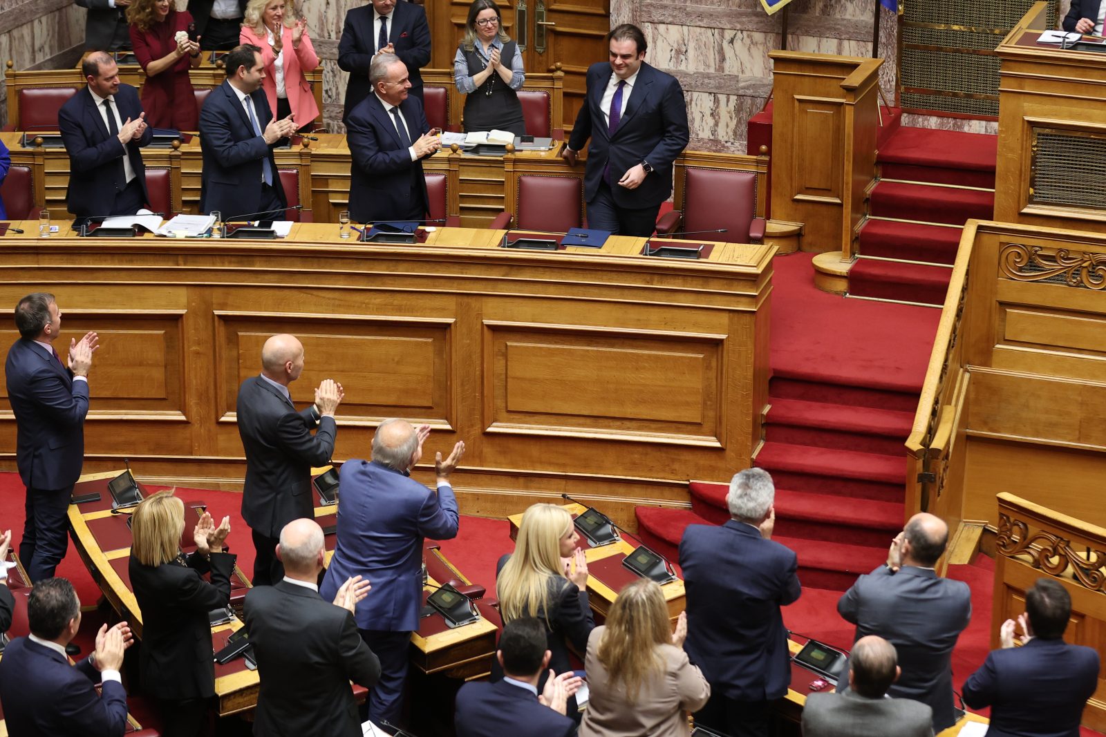 Πιερρακάκης: Η Ελλάδα δεν λύγισε, κερδίζει ξανά την εμπιστοσύνη – Η θερμή υποδοχή των βουλευτών της ΝΔ