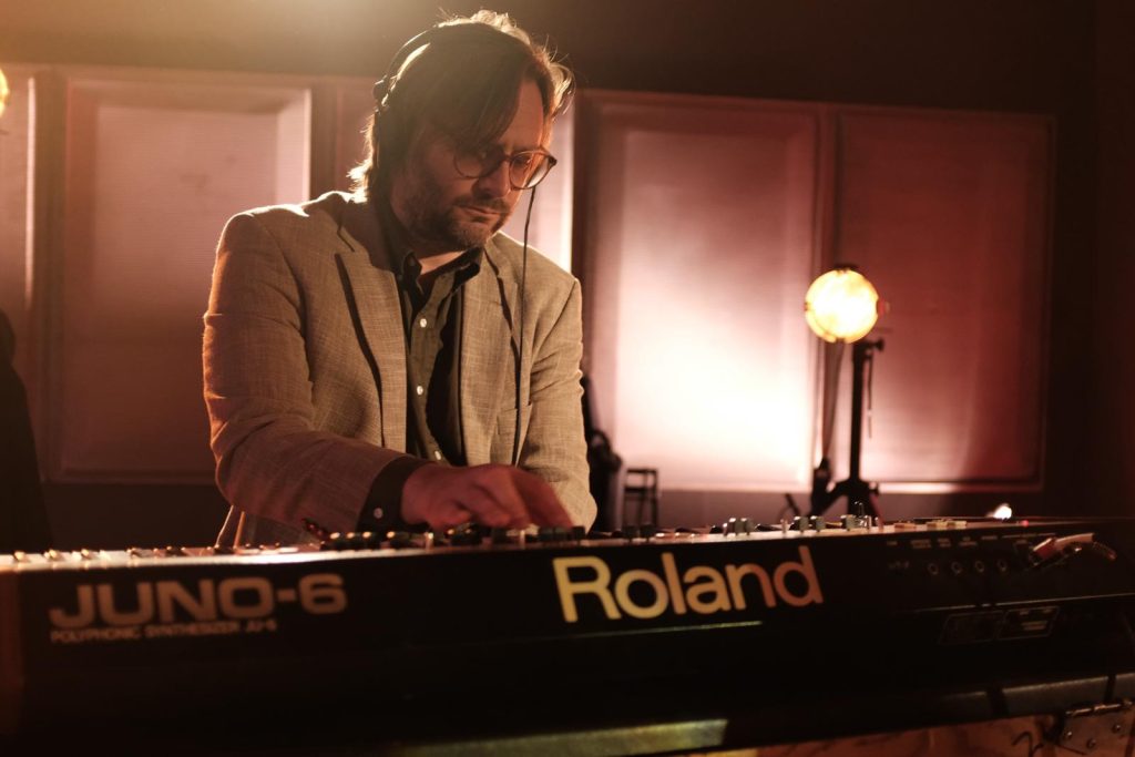 Ο Greg Foat στο ΒΗΜΑ: «Ίσως γίνουμε άχρηστοι λόγω της AI, αλλά η μουσική μένει»