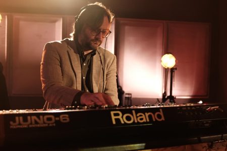 Ο Greg Foat στο ΒΗΜΑ: «Ίσως γίνουμε άχρηστοι λόγω της AI, αλλά η μουσική μένει»