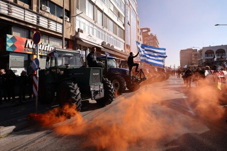 Μπλόκο έξω απ’ το λιμάνι Θεσσαλονίκης οι αγρότες