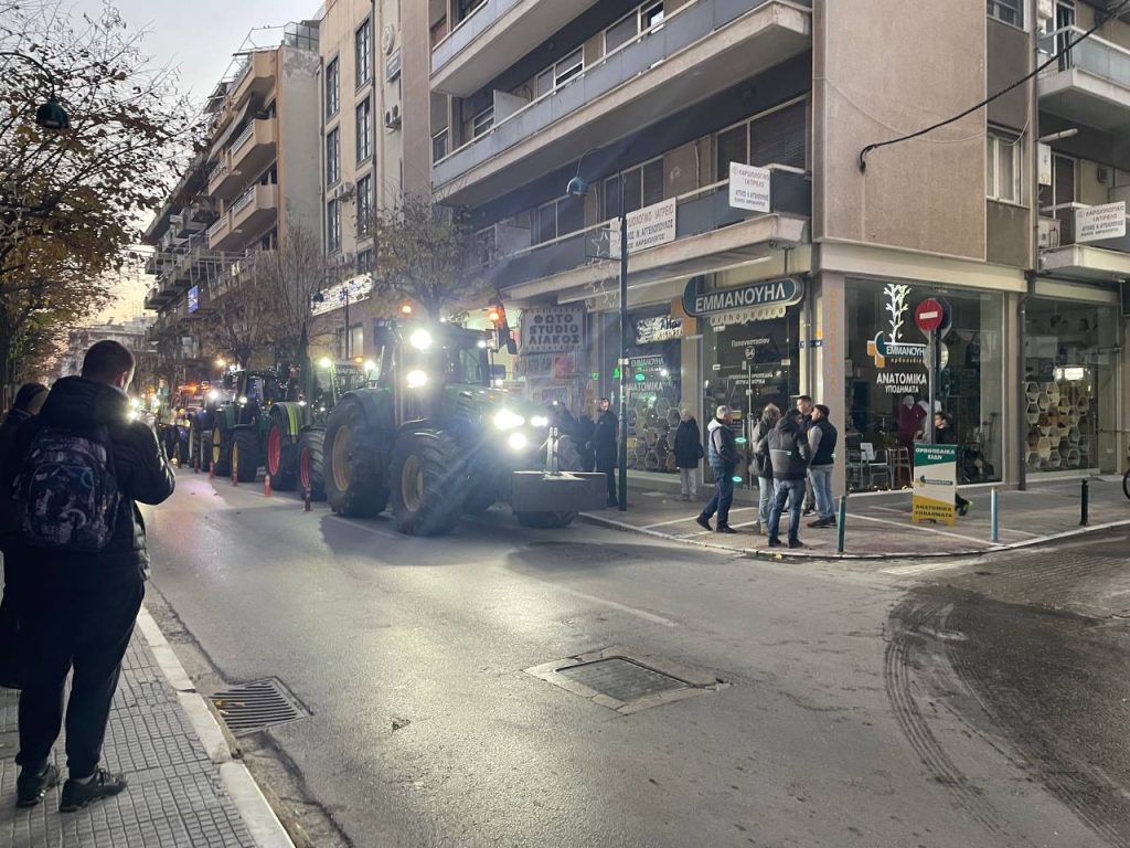 Με τα τρακτέρ στη Λάρισα οι αγρότες της Νίκαιας – Μπλόκο στα γραφεία των γαλάζιων βουλευτών