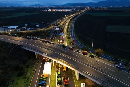 Μπλόκα αγροτών: Τα αιτήματα, τα επόμενα βήματα και η σήραγγα των Τεμπών