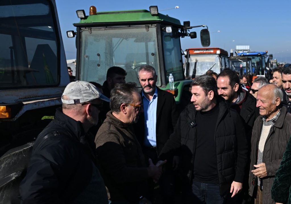 ΠαΣοΚ: Δίπλα από τα τρακτέρ και μακριά από τον Τσίπρα