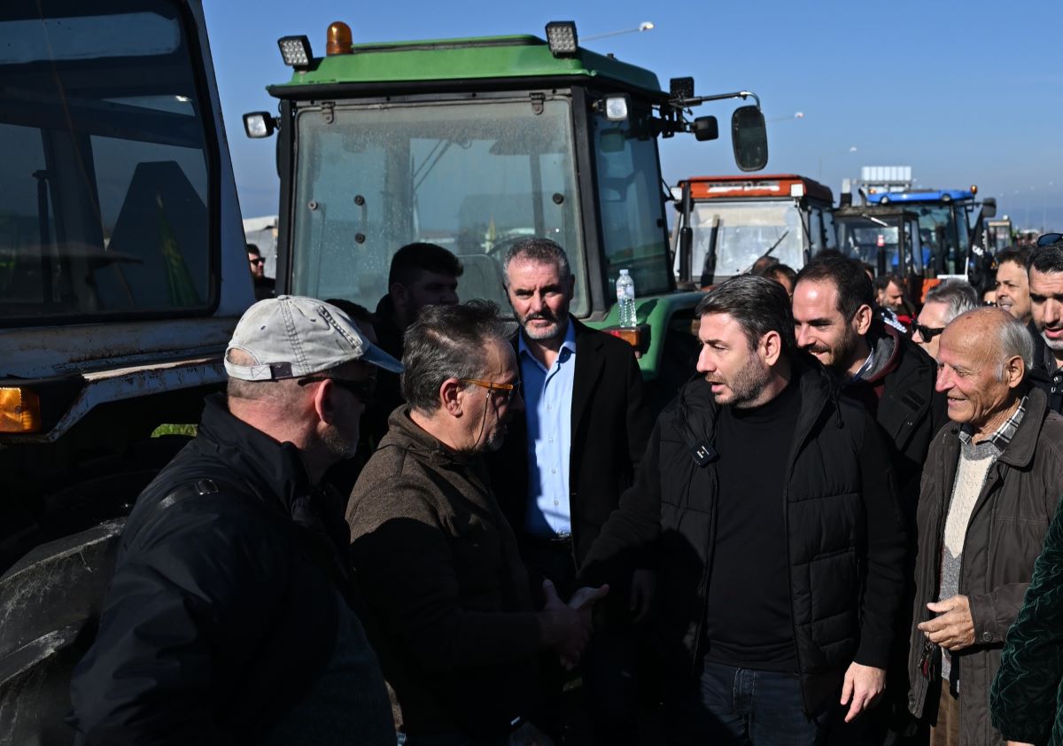 ΠαΣοΚ: Δίπλα από τα τρακτέρ και μακριά από τον Τσίπρα