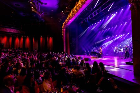 Λίβανος: «Ζηλεύουν που επιμένουμε να καλοπερνάμε»