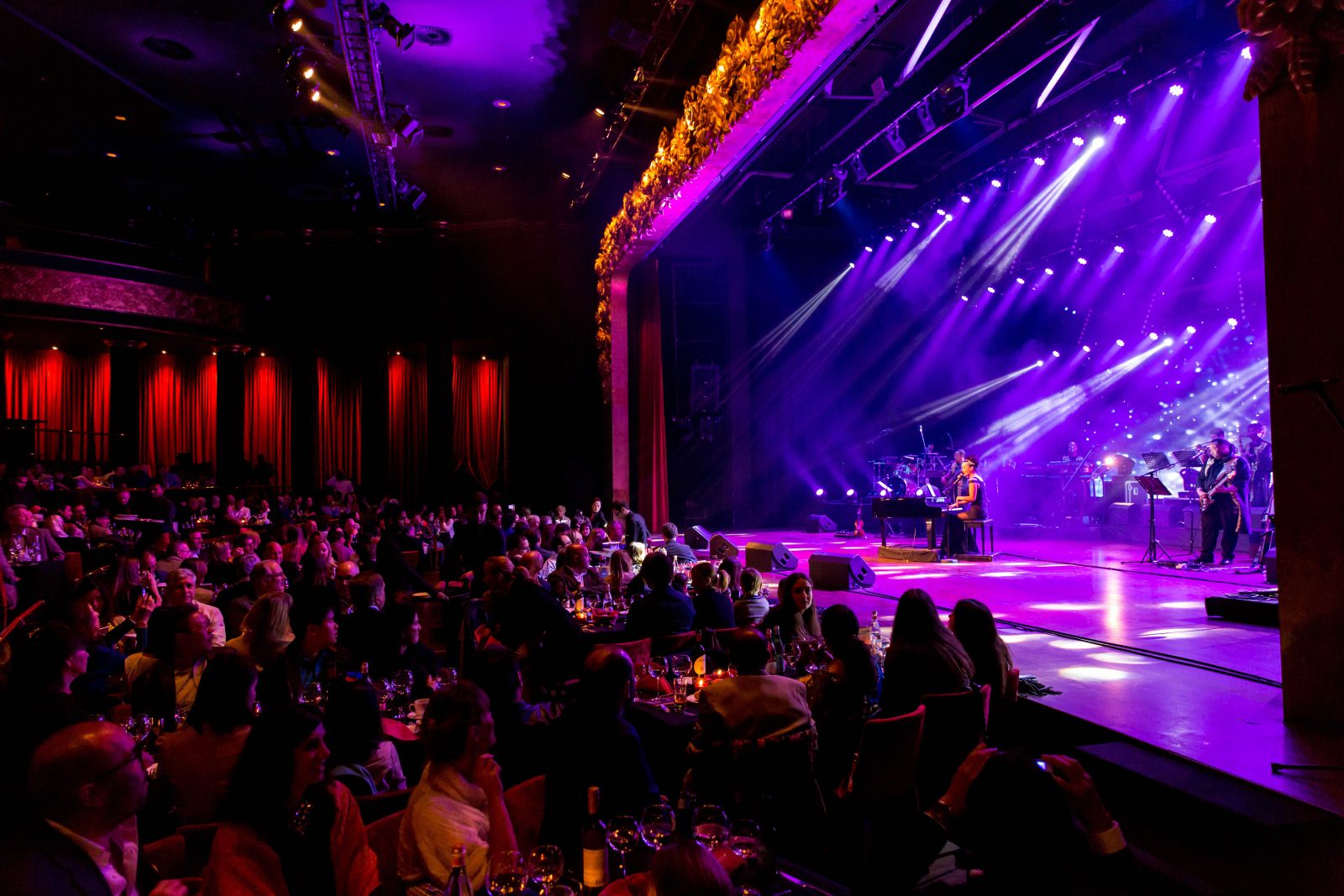 Λίβανος: «Ζηλεύουν που επιμένουμε να καλοπερνάμε»