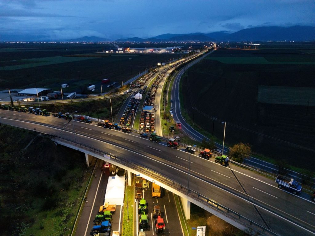 Μπλόκα αγροτών: «Ως παραγωγοί είμαστε στο σκοτάδι»