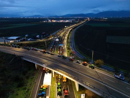 Μπλόκα αγροτών: «Ως παραγωγοί είμαστε στο σκοτάδι»