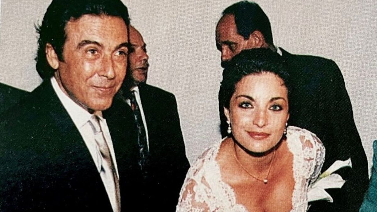 Ο Τόλης Βοσκόπουλος και η Άντζελα Γκερέκου την ημέρα του γάμου τους τον Αύγουστο του 1996