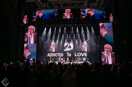 Ο Ροντ Στιούαρτ ξέρει ότι τα χρόνια φεύγουν για να τα σκορπάμε σε μέτριες συναυλίες