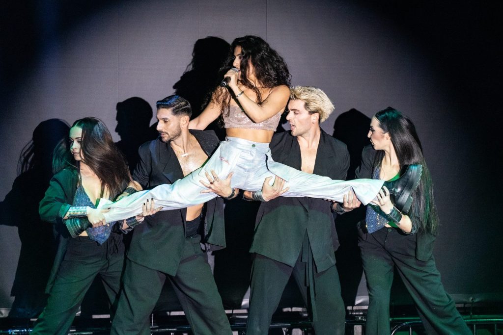 Από την Αρεοπαγίτου στο Fuzz: Η Μαρίνα Σπανού αλλάζει πίστα και δημιουργεί τη δική της «φυλή» φανατικών