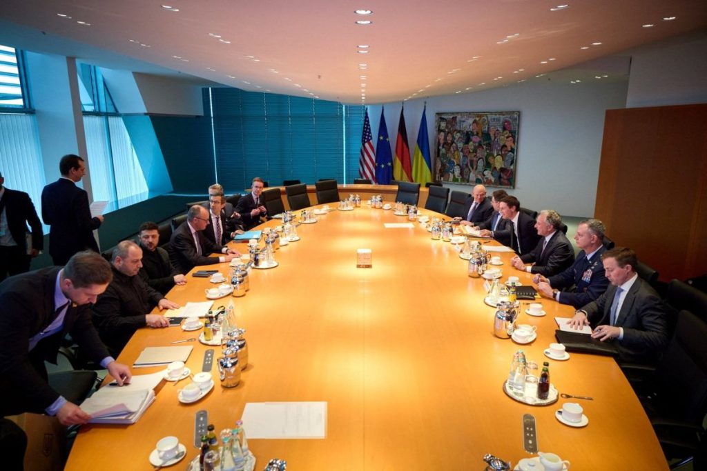 Πόλεμος στην Ουκρανία: Πυκνές εξελίξεις για ειρήνη, παγωμένα κεφάλαια και κυρώσεις