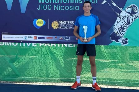 Ο Οδυσσέας Γελαδάρης αναζητά την Ιθάκη του με όπλο μια ρακέτα