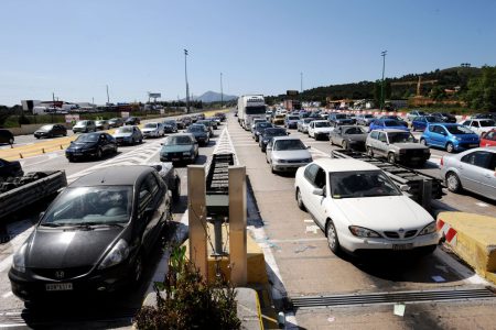 Διακοπή κυκλοφορίας: Φωτιά σε φορτηγό στα διόδια στις Αφίδνες