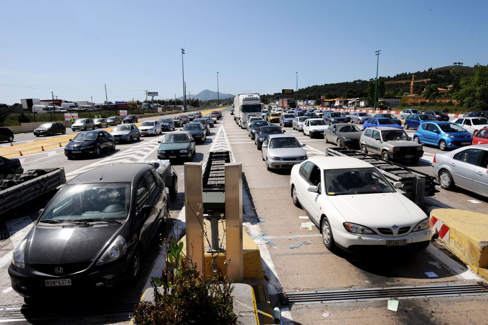 Διακοπή κυκλοφορίας: Φωτιά σε φορτηγό στα διόδια στις Αφίδνες