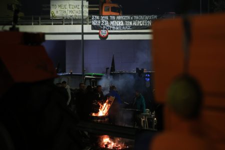 Μπλόκα αγροτών: Σε πυρετώδεις συζητήσεις μετά τις δηλώσεις Τσιάρα