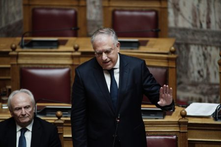 Προϋπολογισμός: Ο εξώστης, τα «καπέλα» και η στήριξη στις Ένοπλες Δυνάμεις