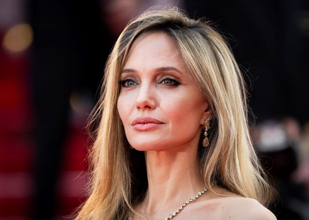 Η Angelina Jolie δείχνει για πρώτη φορά την ουλή από τη μαστεκτομή της