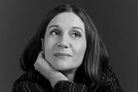 Ελενα Καρακούλη στο «ΒΗΜΑ»: «Είμαστε συνδεδεμένοι αλλά πιο μόνοι από ποτέ»