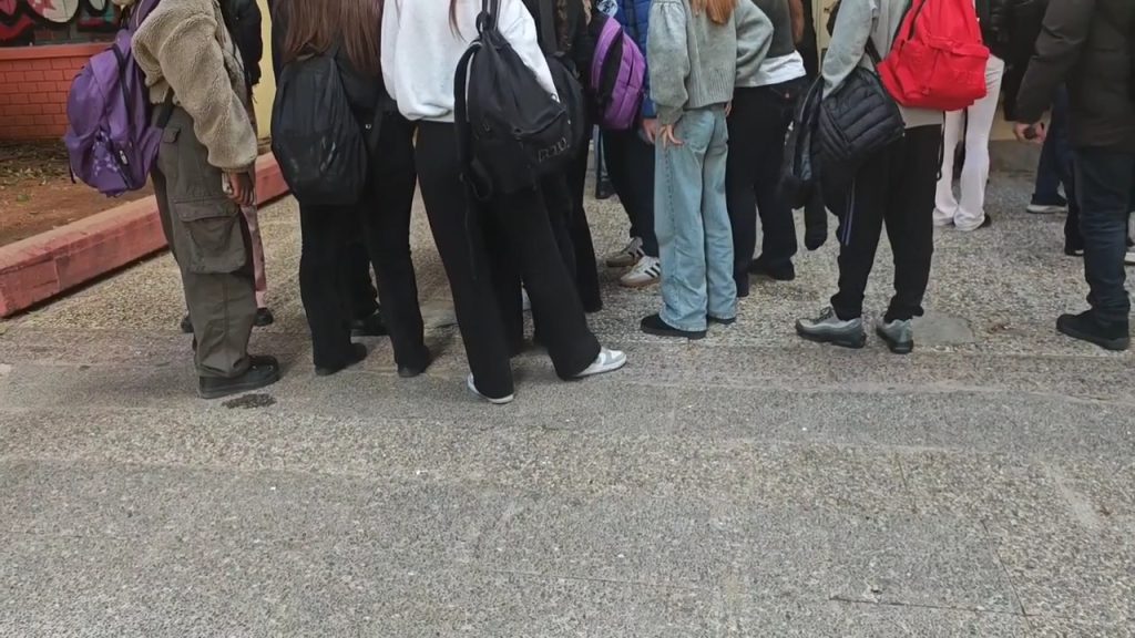 Αθήνα: Έπεσε φωτιστικό σε σχολική τάξη – Ευτυχώς ήταν νύχτα