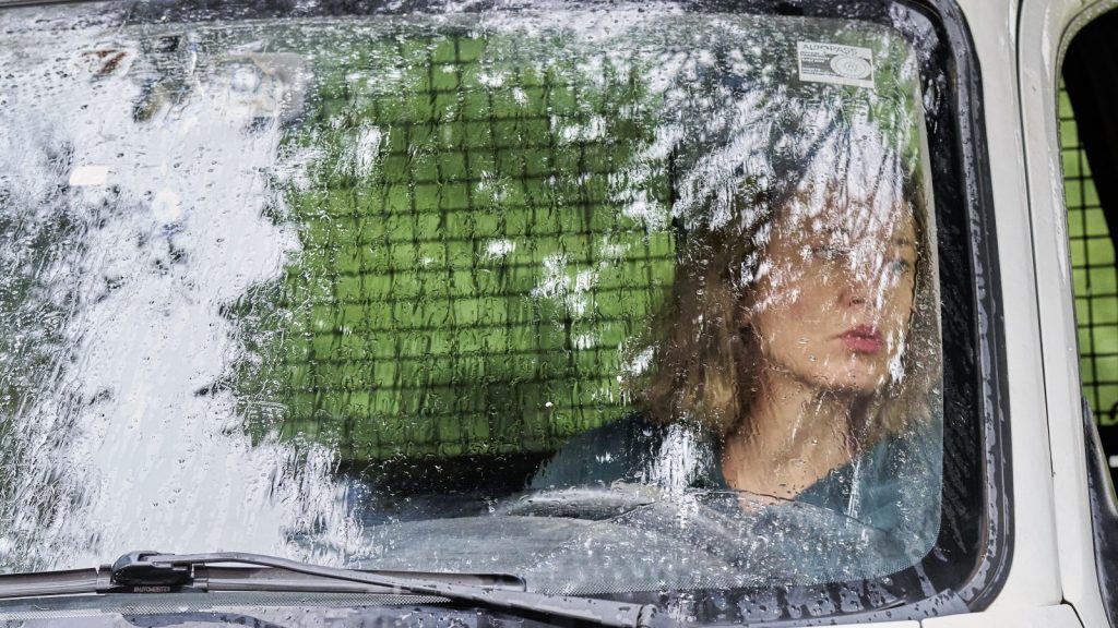 Ο Χρήστος Οικονόμου στο Θέατρο 104 για το «Πες της»